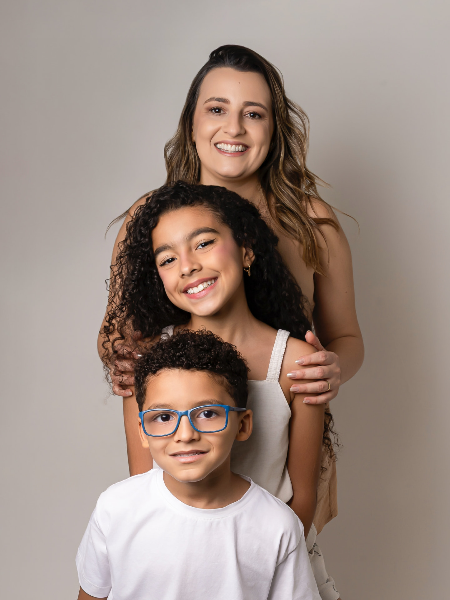 Mãe e dois filhos em retrato de família em estúdio